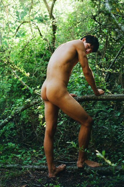 « La Isla » de Matu Buiatti transforme la photographie de nu en une étude de la confiance, du temps et des liens humains à travers l'Argentine.