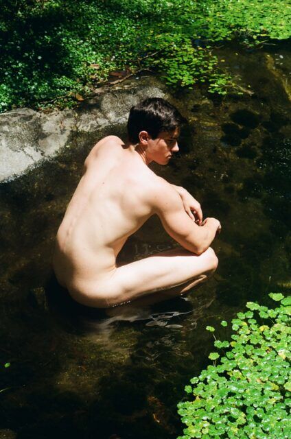 « La Isla » de Matu Buiatti transforme la photographie de nu en une étude de la confiance, du temps et des liens humains à travers l'Argentine.