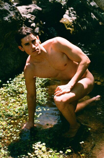 « La Isla » de Matu Buiatti transforme la photographie de nu en une étude de la confiance, du temps et des liens humains à travers l'Argentine.