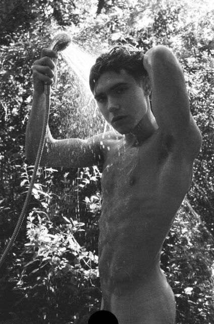 « La Isla » de Matu Buiatti transforme la photographie de nu en une étude de la confiance, du temps et des liens humains à travers l'Argentine.