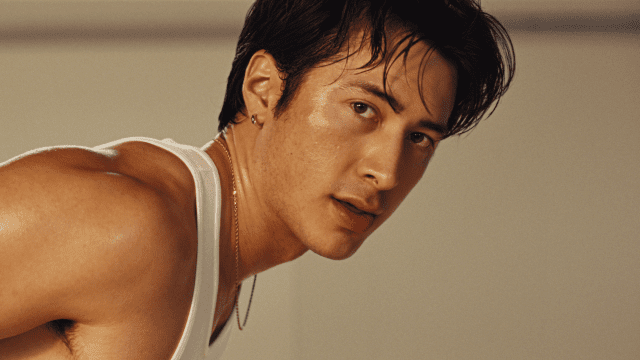 Hudson Williams joue dans la nouvelle campagne « Let Yourself Go » de Peloton, mêlant sueur, mouvement et expression de soi dans un film de fitness saisissant.