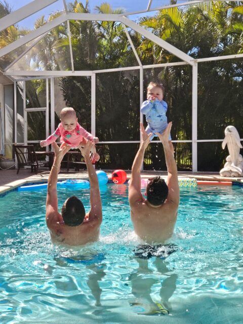 DadsTimesTwo remporte une nomination Webby tout en remodelant la visibilité de la parentalité LGBTQ+ grâce à son parcours de maternité de substitution et à sa communauté en ligne croissante.