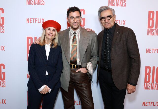 (De gauche à droite) Deborah Divine, Dan Levy et Eugene Levy assistent à la première projection et à la fête de GRANDES ERREURS à New York le 6 avril 2026 à New York. (Photo de Jason Mendez/Getty Images pour Netflix)