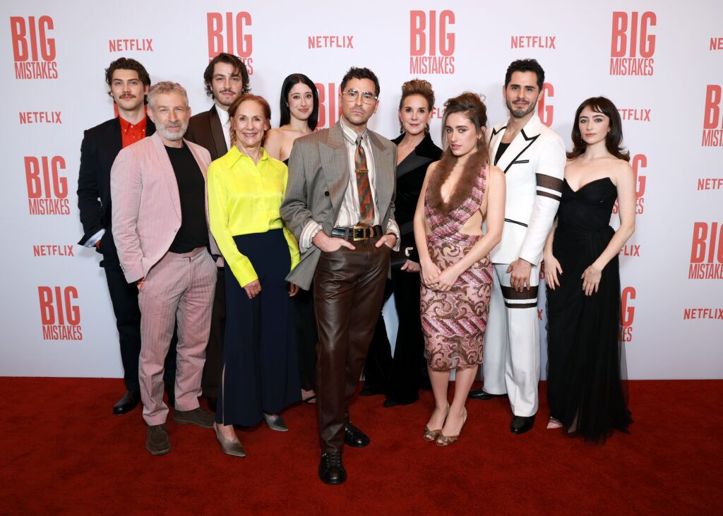 (De gauche à droite) Andy Weil, Jack Innanen, Mark Ivanir, Boran Kuzum, Tracey Pakosta, Jinny Howe, Laurie Metcalf, Taylor Ortega, Dan Levy, Elizabeth Perkins, Bela Bajaria, Jacob Gutierrez, Rachel Sennott, Abby Quinn, Jacqui Rivera, Timothy Greenberg, Anne-Marie McGintee et Erin Levy assistent à la première projection et à la fête des GRANDES ERREURS à New York en avril 06, 2026 à New York.