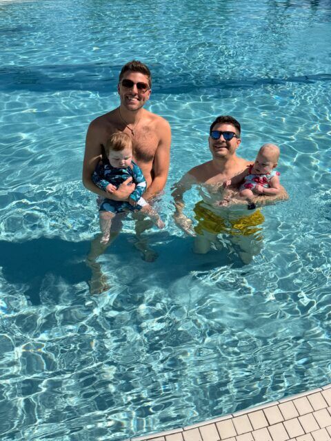 DadsTimesTwo remporte une nomination Webby tout en remodelant la visibilité de la parentalité LGBTQ+ grâce à son parcours de maternité de substitution et à sa communauté en ligne croissante.