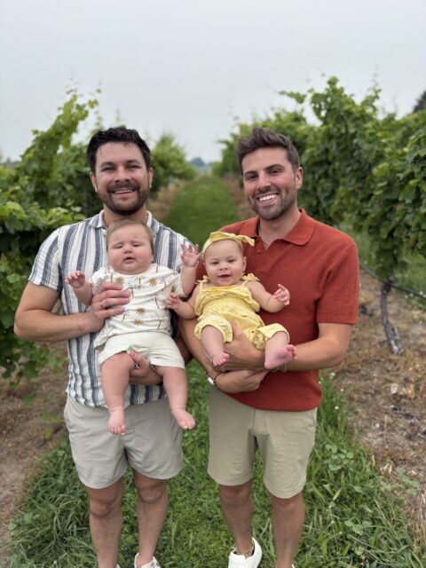 DadsTimesTwo remporte une nomination Webby tout en remodelant la visibilité de la parentalité LGBTQ+ grâce à son parcours de maternité de substitution et à sa communauté en ligne croissante.