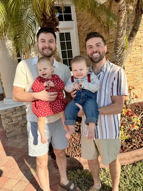 DadsTimesTwo remporte une nomination Webby tout en remodelant la visibilité de la parentalité LGBTQ+ grâce à son parcours de maternité de substitution et à sa communauté en ligne croissante.