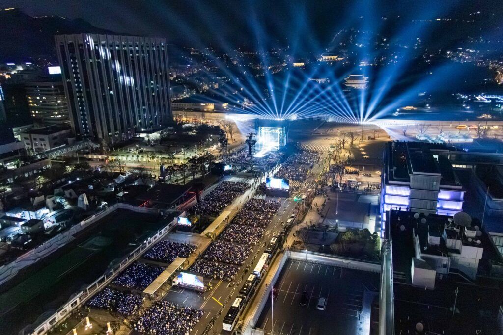 BTS Le retour en direct | Arirang sur la place Gwanghwamun le 21 mars à Séoul, Corée / BIGHIT MUSIC ET NETFLIX © 2026