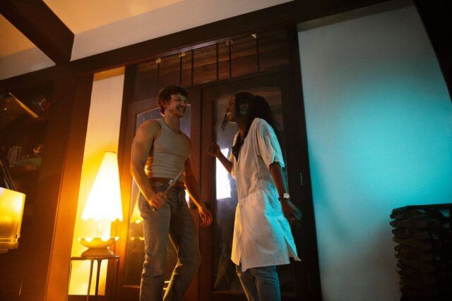 Connor Storrie fait la une de la nouvelle publicité de style horreur de Verizon, où son tristement célèbre postérieur devient la star inattendue de la série.