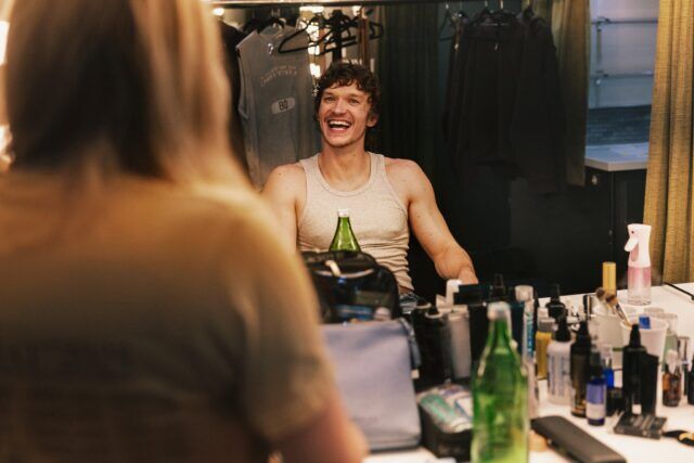 Connor Storrie fait la une de la nouvelle publicité de style horreur de Verizon, où son tristement célèbre postérieur devient la star inattendue de la série.