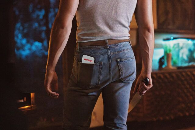 Connor Storrie fait la une de la nouvelle publicité de style horreur de Verizon, où son tristement célèbre postérieur devient la star inattendue de la série.