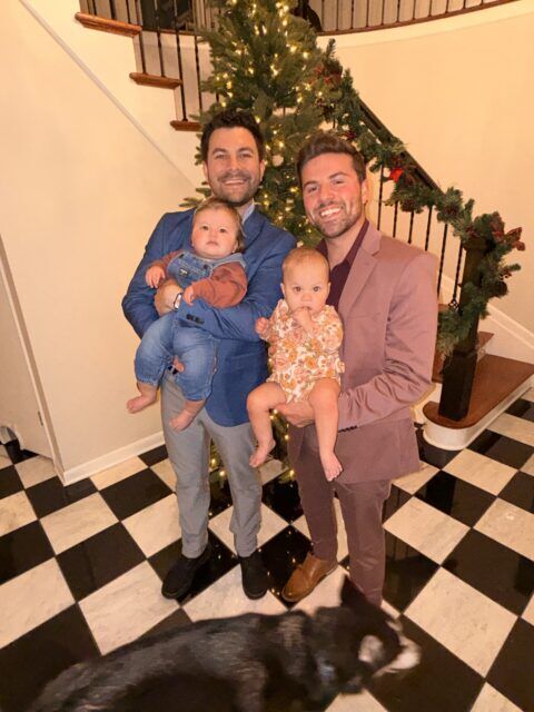 DadsTimesTwo remporte une nomination Webby tout en remodelant la visibilité de la parentalité LGBTQ+ grâce à son parcours de maternité de substitution et à sa communauté en ligne croissante.