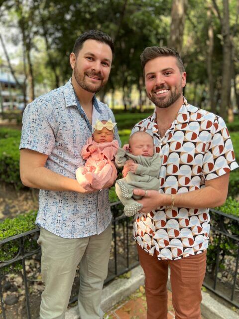 DadsTimesTwo remporte une nomination Webby tout en remodelant la visibilité de la parentalité LGBTQ+ grâce à son parcours de maternité de substitution et à sa communauté en ligne croissante.