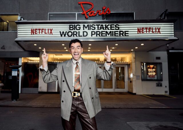 Dan Levy pose devant le chapiteau lors de la première projection et fête de GRANDES ERREURS à New York le 6 avril 2026 à New York.