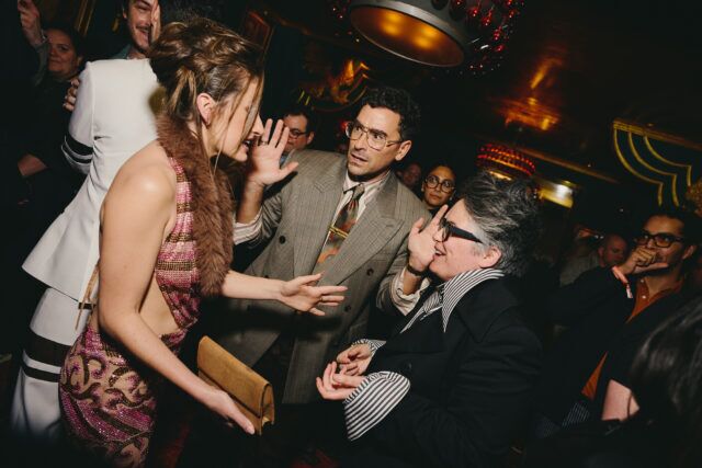 (De gauche à droite) Rachel Sennott, Dan Levy et Nora Kroll-Rosenbaum assistent à la première projection et à la fête de GRANDES ERREURS à New York le 6 avril 2026 à New York.