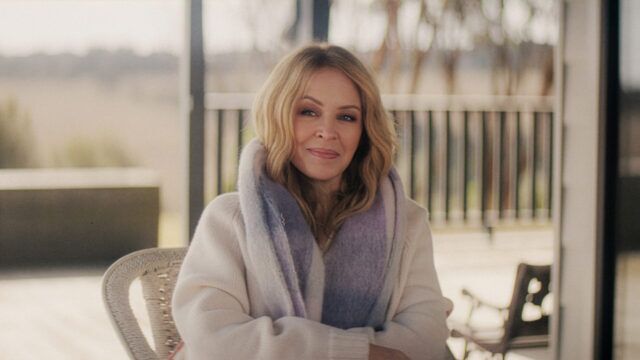 Netflix révèle un premier aperçu de « KYLIE », un documentaire en trois parties sur la carrière, les archives personnelles et l'héritage de Kylie Minogue à travers cinq décennies de pop.