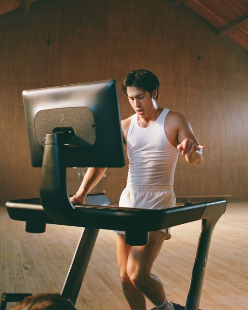 Hudson Williams joue dans la nouvelle campagne « Let Yourself Go » de Peloton, mêlant sueur, mouvement et expression de soi dans un film de fitness saisissant.