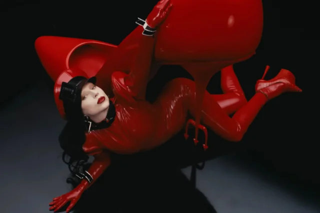 Lady Gaga et Doechii font équipe pour « RUNWAY », le premier single de "Le diable s'habille en Prada 2" bande originale, avec une vidéo de haute couture et un premier succès dans les charts.