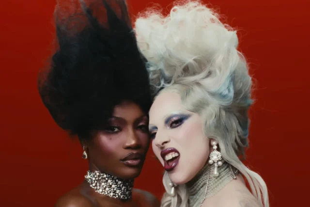 Lady Gaga et Doechii font équipe pour « RUNWAY », le premier single de "Le diable s'habille en Prada 2" bande originale, avec une vidéo de haute couture et un premier succès dans les charts.