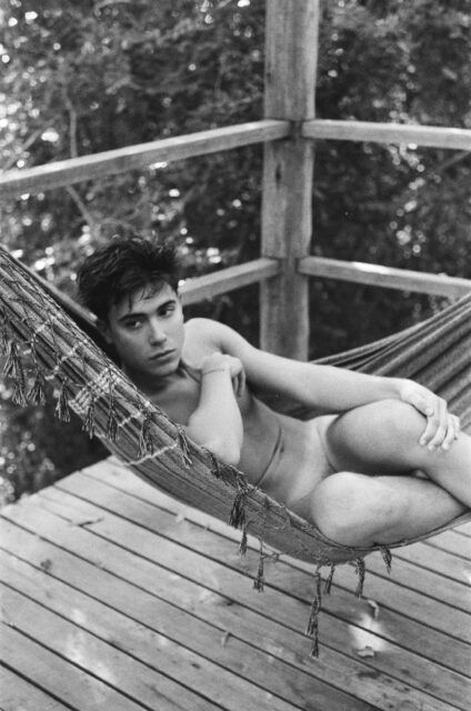 « La Isla » de Matu Buiatti transforme la photographie de nu en une étude de la confiance, du temps et des liens humains à travers l'Argentine.