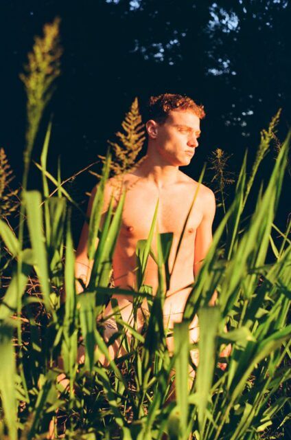 « La Isla » de Matu Buiatti transforme la photographie de nu en une étude de la confiance, du temps et des liens humains à travers l'Argentine.