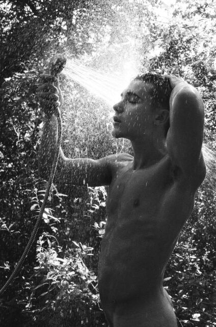 « La Isla » de Matu Buiatti transforme la photographie de nu en une étude de la confiance, du temps et des liens humains à travers l'Argentine.