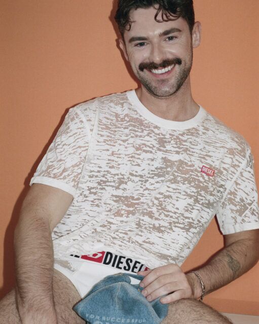 Diesel et Tinder lancent une campagne Pride 2026 mettant en vedette Gigi Goode, ainsi qu'une collection capsule axée sur les queers et un don LGBTQ+ de 200 000 $.