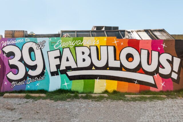 Découvrez 12 destinations LGBTQ+ Pride à visiter en 2026, de la Thaïlande et Vienne à Baltimore, Tulsa et les îles Vierges américaines.