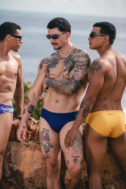 Sniffies a lancé une nouvelle collection Summer Swim comprenant des slips de bain, des débardeurs, des caleçons et des serviettes inspirés des rencontres spontanées et des journées à la plage.