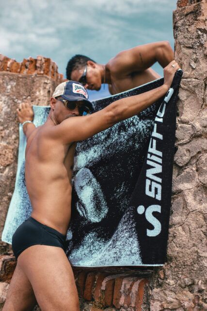 Sniffies a lancé une nouvelle collection Summer Swim comprenant des slips de bain, des débardeurs, des caleçons et des serviettes inspirés des rencontres spontanées et des journées à la plage.
