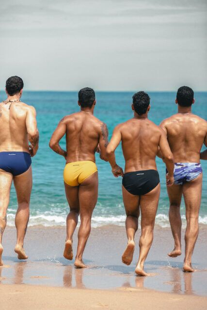Sniffies a lancé une nouvelle collection Summer Swim comprenant des slips de bain, des débardeurs, des caleçons et des serviettes inspirés des rencontres spontanées et des journées à la plage.