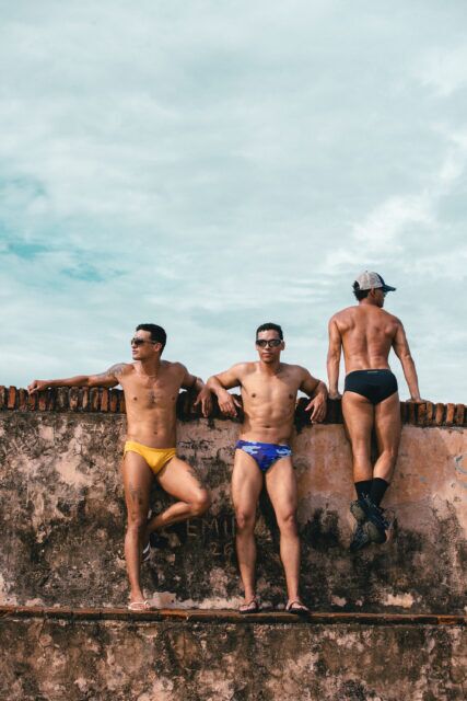 Sniffies a lancé une nouvelle collection Summer Swim comprenant des slips de bain, des débardeurs, des caleçons et des serviettes inspirés des rencontres spontanées et des journées à la plage.