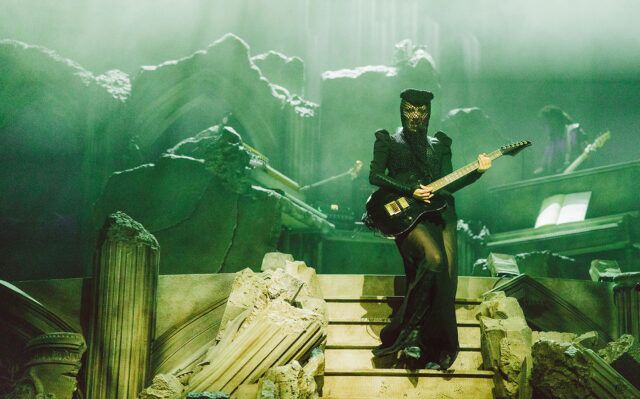 Le film de performance « MAYHEM Requiem » de Lady Gaga, son album live et ses séquences en coulisses sont désormais diffusés exclusivement sur Apple Music.