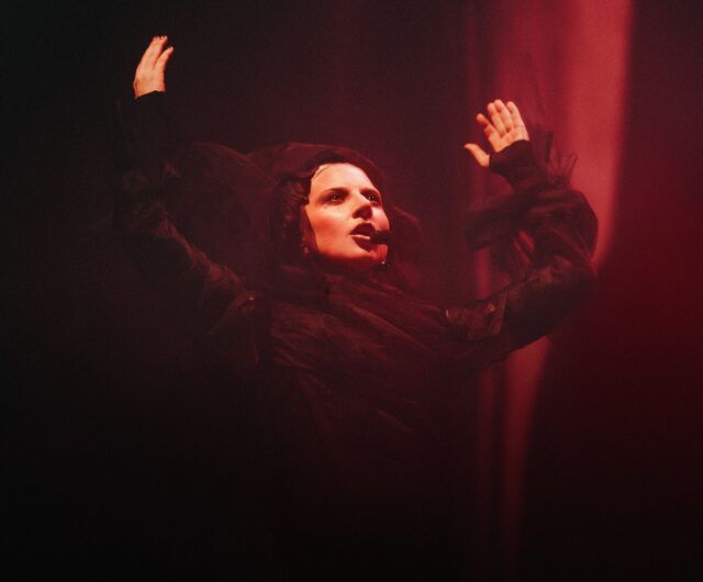 Le film de performance « MAYHEM Requiem » de Lady Gaga, son album live et ses séquences en coulisses sont désormais diffusés exclusivement sur Apple Music.