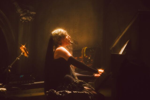 Le film de performance « MAYHEM Requiem » de Lady Gaga, son album live et ses séquences en coulisses sont désormais diffusés exclusivement sur Apple Music.