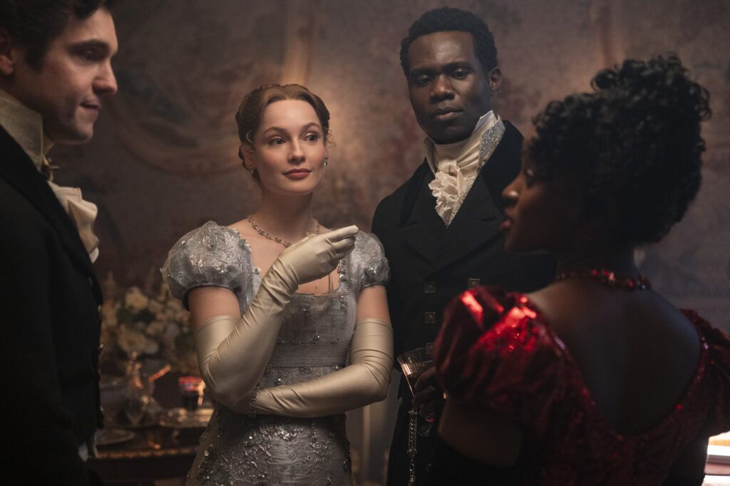 La Chronique des Bridgerton. (De gauche à droite) Hannah Dodd dans le rôle de Francesca Bridgerton, Victor Alli dans le rôle de John Stirling, Masali Baduza dans le rôle de Michaela dans l'épisode 405 de Bridgerton. Cr. © 2025 Liam Daniel/Netflix