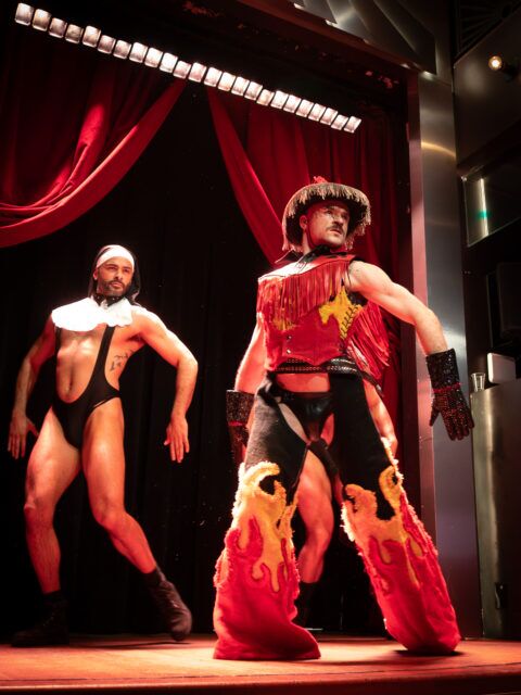 BROLESQUE: FOLLIES renverse la masculinité avec un strip-tease queer, une touche BDSM et un chaos de cabaret à New York.