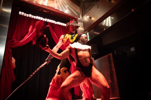 BROLESQUE: FOLLIES renverse la masculinité avec un strip-tease queer, une touche BDSM et un chaos de cabaret à New York.