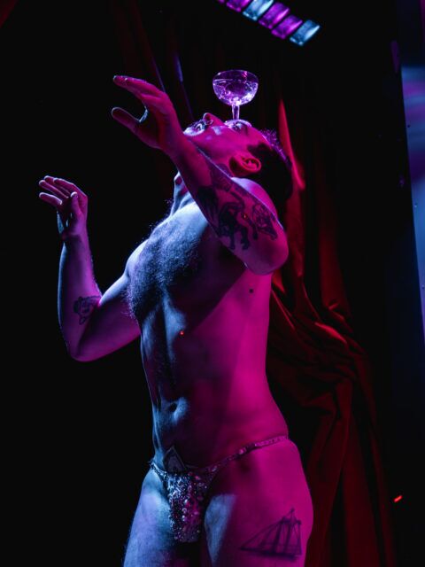 BROLESQUE: FOLLIES renverse la masculinité avec un strip-tease queer, une touche BDSM et un chaos de cabaret à New York.