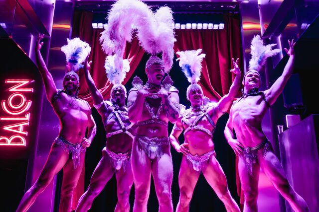 BROLESQUE: FOLLIES renverse la masculinité avec un strip-tease queer, une touche BDSM et un chaos de cabaret à New York.