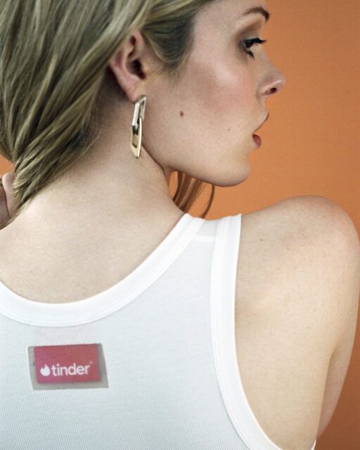 Diesel et Tinder lancent une campagne Pride 2026 mettant en vedette Gigi Goode, ainsi qu'une collection capsule axée sur les queers et un don LGBTQ+ de 200 000 $.