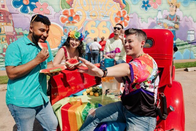 Découvrez 12 destinations LGBTQ+ Pride à visiter en 2026, de la Thaïlande et Vienne à Baltimore, Tulsa et les îles Vierges américaines.