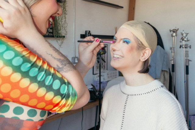 Drag Experiences propose des relookings de drag, des batailles de synchronisation labiale et des rachats de bureaux de Pride aux entreprises à travers les États-Unis.