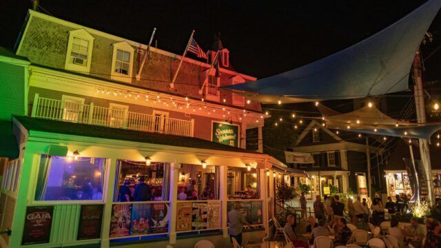 L'emblématique Crown & Anchor de Provincetown rouvrira ses portes pour l'été 2026 avec de nouvelles soirées, un brunch drag, des DJ et une reprise progressive dirigée par Tryst Hospitality.