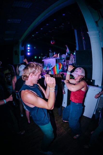 La Queer Ascent d'Arc'teryx revient à Truckee avec des cliniques d'escalade, des événements communautaires queer et une nouvelle célébration du Queer Prom.