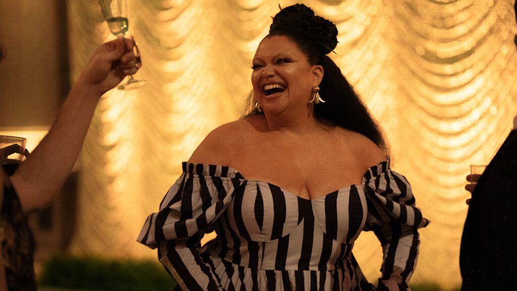 Survie du S3 le plus épais. Michelle Buteau dans le rôle de Mavis Beaumont dans l'épisode 301 de Survival of the Thickest S3. Cr. Vanessa Clifton/Netflix © 2025