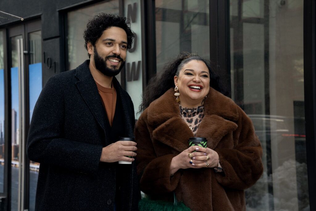 Survie du S3 le plus épais. (De gauche à droite) Marouane Zotti dans le rôle de Luca et Michelle Buteau dans le rôle de Mavis Beaumont dans l'épisode 301 de Survival of the Thickest S3. Cr. Vanessa Clifton/Netflix © 2025