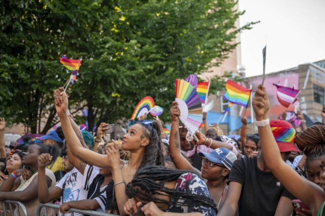 Découvrez 12 destinations LGBTQ+ Pride à visiter en 2026, de la Thaïlande et Vienne à Baltimore, Tulsa et les îles Vierges américaines.