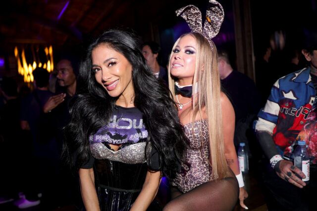 (De gauche à droite) Nicole Scherzinger et Carmen Electra assistent au 35e anniversaire de l'abbaye le 20 mai 2026 à West Hollywood, Californie.