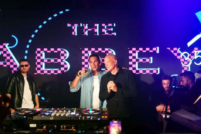 (De gauche à droite) Tristan Schukraft, propriétaire de l'abbaye, et David Cooley parlent sur scène lors du 35e anniversaire de l'abbaye le 20 mai 2026 à West Hollywood, Californie.